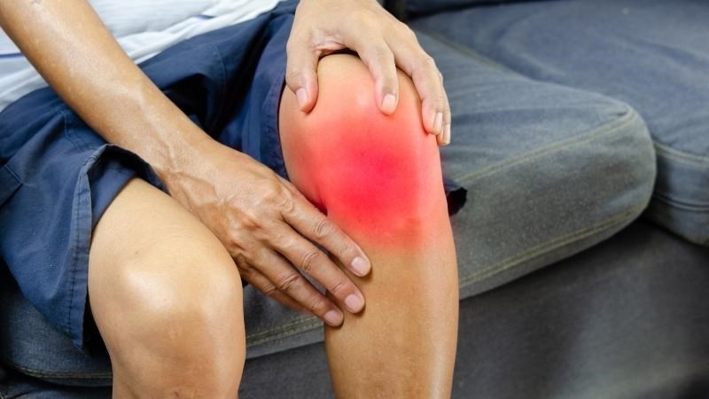 Đau khớp dữ dội là biểu hiện thường gặp ở bệnh nhân viêm khớp nhiễm trùng