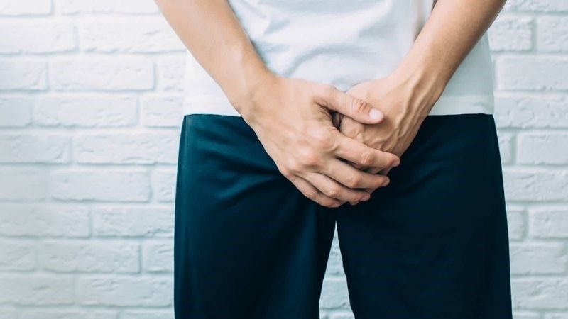 Triệu chứng thường gặp ở bệnh nhân sa tinh hoàn là dấu hiệu đau ở tinh hoàn