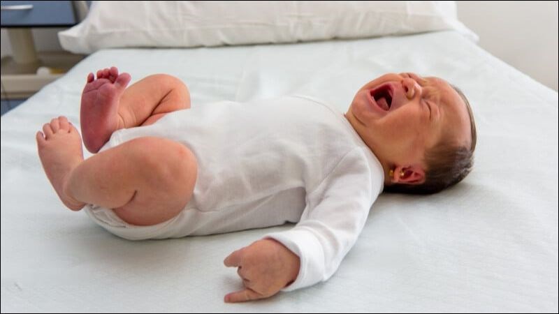 Trẻ sơ sinh sốt có thể xuất hiện quấy khóc nhiều Trẻ sơ sinh sốt có thể xuất hiện quấy khóc nhiều