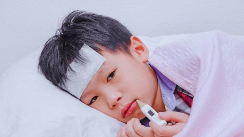 Trẻ lớn hơn khi sốt xuất hiện mệt mỏi, đau nhức cơ thể