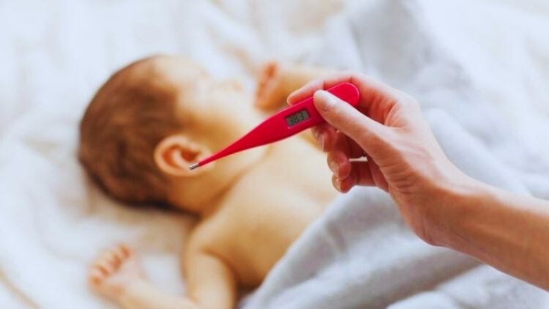 Trẻ dưới 2 tháng khi sốt nên đến các cơ sở y tế