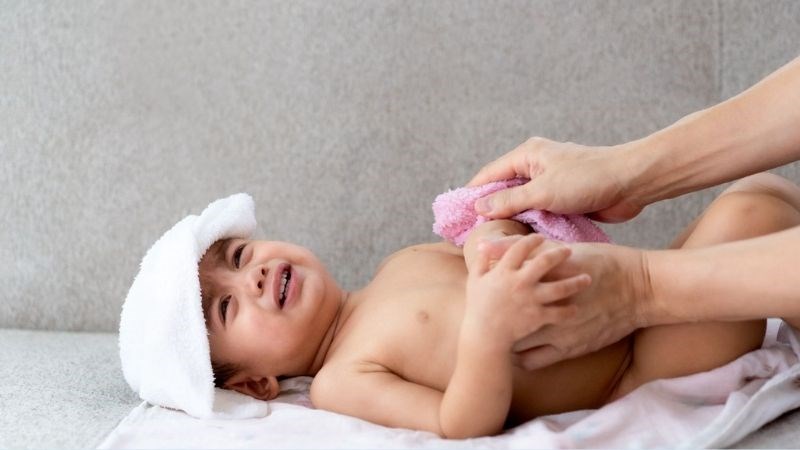 Khi trẻ sốt nên mặc ít quần áo