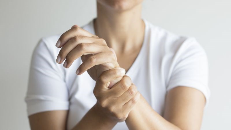 Tê bì chân tay là hội chứng bệnh thần kinh phổ biến nhất