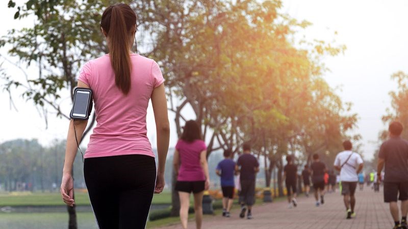Tăng cường hoạt động thể chất giúp làm giảm triệu chứng tê bì tay chân