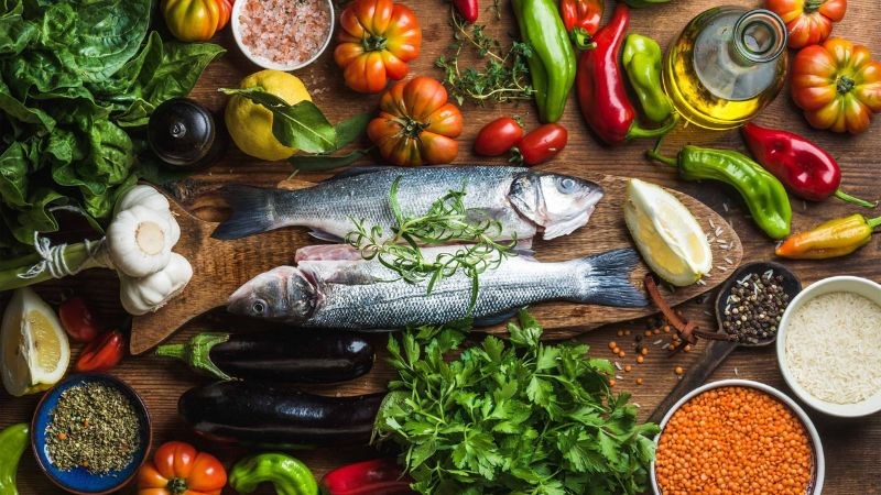 Thực hiện chế độ ăn uống lành mạnh để phòng ngừa tê bì tay chân