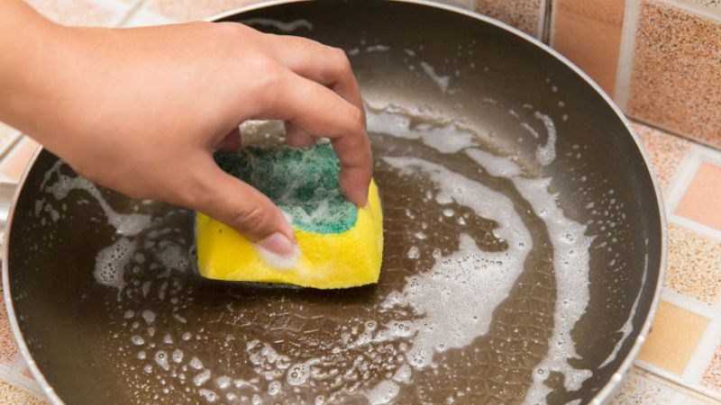 Dùng nước rửa chén hoặc chất đánh bóng chuyên dụng