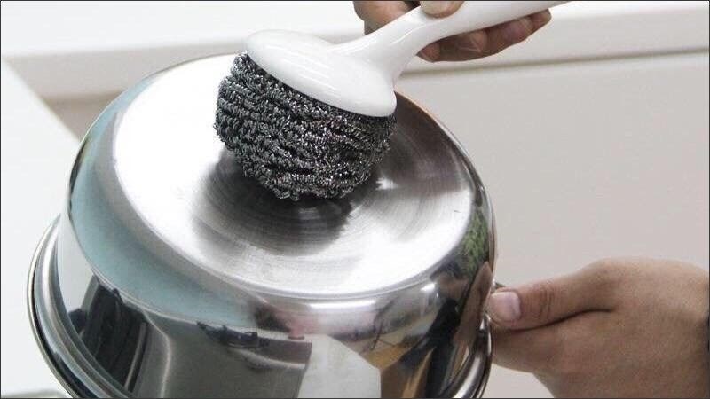 Để các vật sắc nhọn va vào