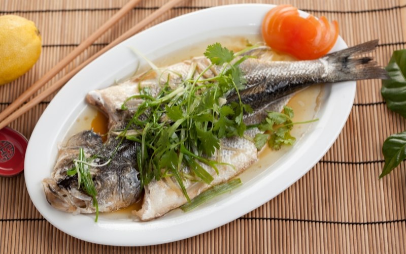 Luộc c&aacute; ch&eacute;p với gừng tươi, h&agrave;nh l&aacute;