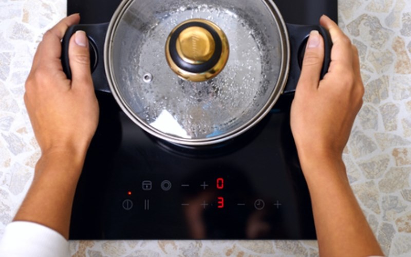 Nguy&ecirc;n nh&acirc;n bếp từ nh&aacute;y đ&egrave;n