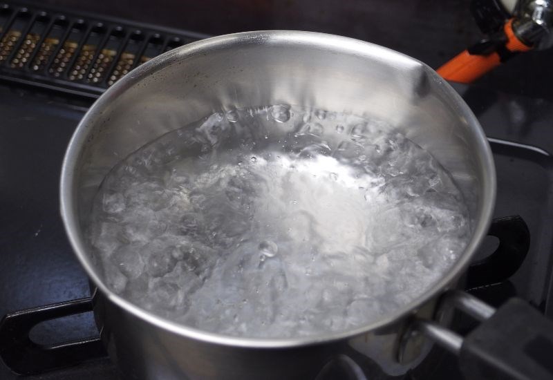 Nấu ch&aacute;o bằng nước s&ocirc;i