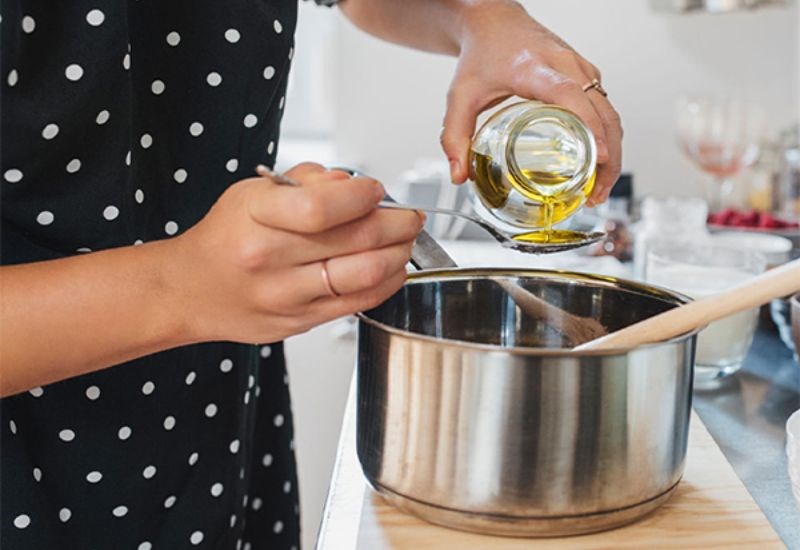 D&ugrave;ng dầu ăn