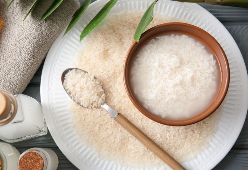 Ng&acirc;m gạo trước khi nấu