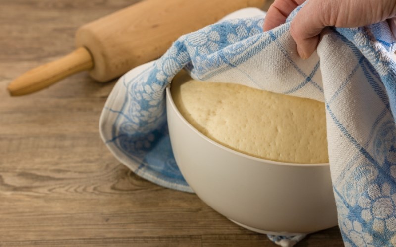 Ủ bột nhanh bằng c&aacute;ch đậy khăn ấm