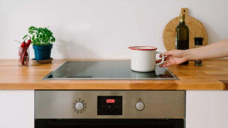 Không nên kéo lê các sản phẩm xoong, nồi trên mặt kính