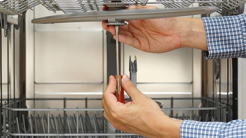 Vệ sinh c&aacute;nh tay phun m&aacute;y rửa b&aacute;t 