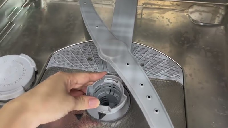 Vệ sinh c&aacute;nh tay phun m&aacute;y rửa b&aacute;t 