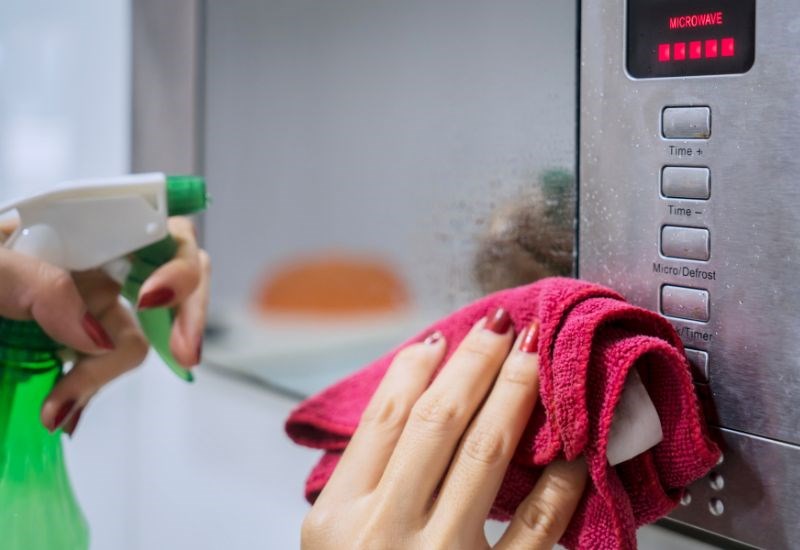 Vệ sinh b&agrave;n ph&iacute;m đ&uacute;ng c&aacute;ch