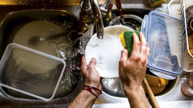 N&ecirc;n rửa ch&eacute;n nước lạnh hay n&oacute;ng