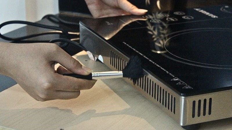 C&aacute;ch vệ sinh quạt gi&oacute; bếp từ