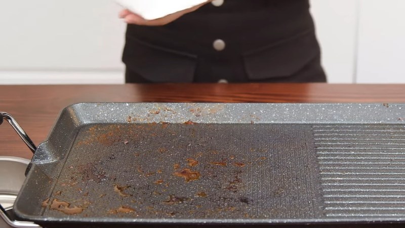 Bếp nướng điện kh&ocirc;ng n&oacute;ng do mặt bếp bẩn