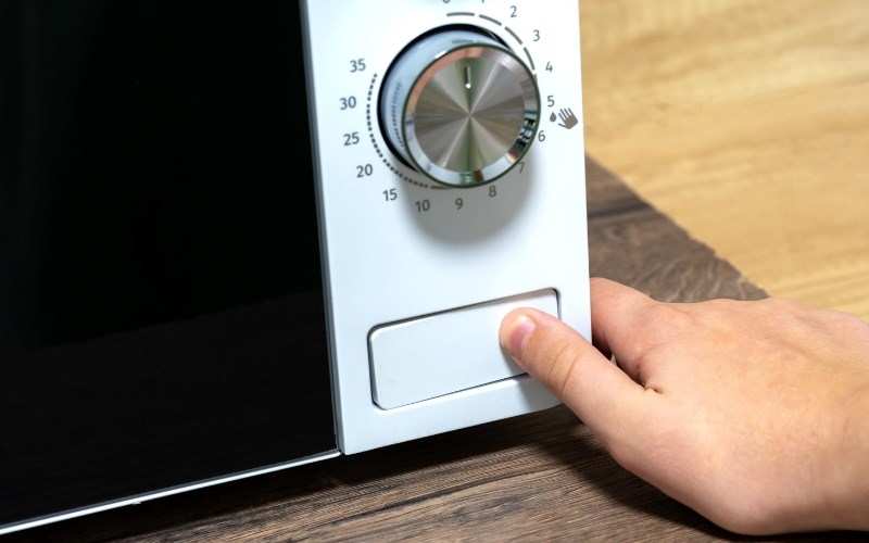 Do cơ chế kho&aacute; cửa l&ograve; gặp vấn đề