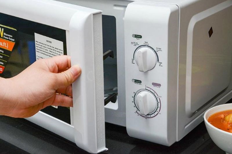 Do cửa l&ograve; nướng bị hở