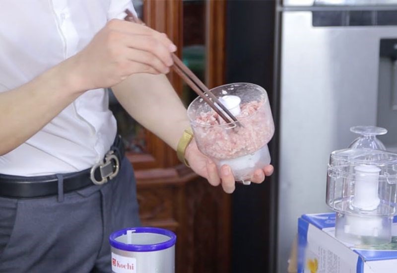 M&aacute;y xay thịt bị qu&aacute; tải