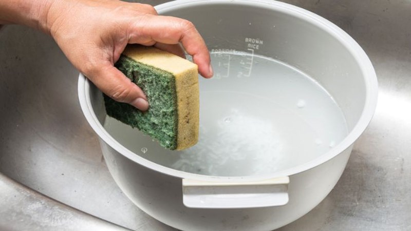 D&ugrave;ng nước rửa ch&eacute;n 