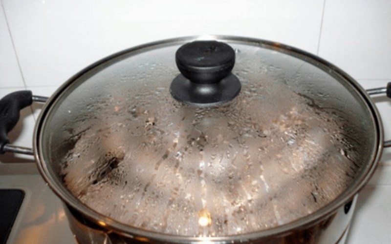 Tại sao nắp nồi, vung bị kẹt trong chảo