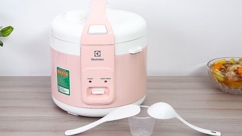 Nồi cơm nắp g&agrave;i Electrolux 1.8 l&iacute;t E4RC1-320P