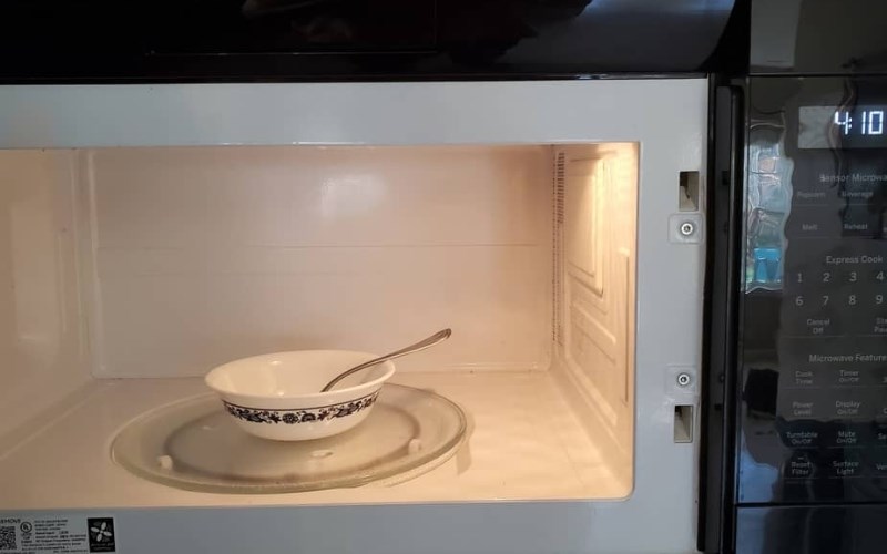 Đặt c&aacute;c vật dụng bằng kim loại v&agrave;o khoang l&ograve;