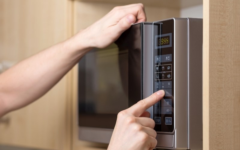 Cửa l&ograve; vi s&oacute;ng đ&oacute;ng kh&ocirc;ng kh&iacute;t