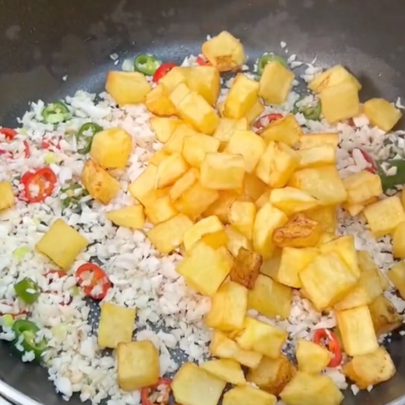 Bước 3 Khoai tây xào nấm Khoai tây xào nấm đùi gà