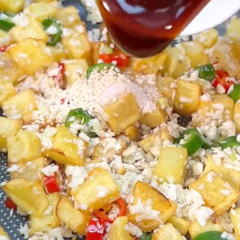 Bước 3 Khoai tây xào nấm Khoai tây xào nấm đùi gà