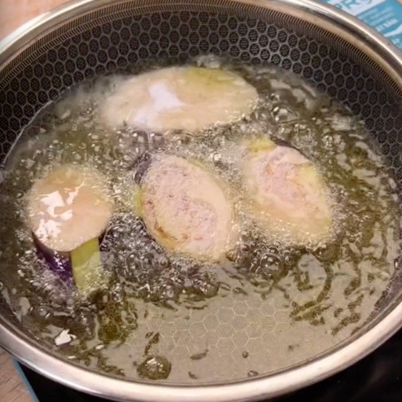 Bước 2 Chiên cà tím Cà tím sốt cà chua (Công thức được chia sẻ bởi Tiktok Bếp chay XANH)