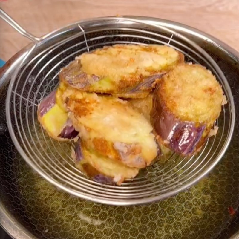 Bước 2 Chiên cà tím Cà tím sốt cà chua (Công thức được chia sẻ bởi Tiktok Bếp chay XANH)