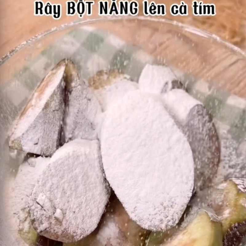 Bước 2 Chiên cà tím Cà tím sốt cà chua (Công thức được chia sẻ bởi Tiktok Bếp chay XANH)