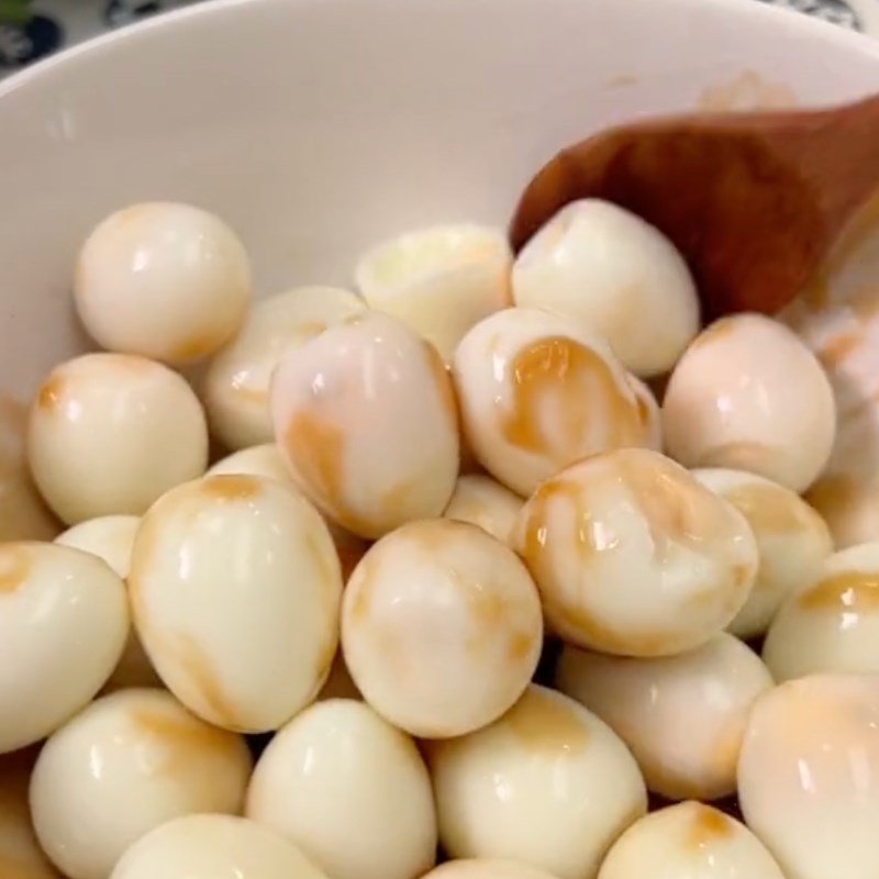 Bước 2 Chiên sơ trứng cút Trứng cút lắc phô mai (Công thức từ kênh tiktok Vào bếp Cùng Điện máy XANH)