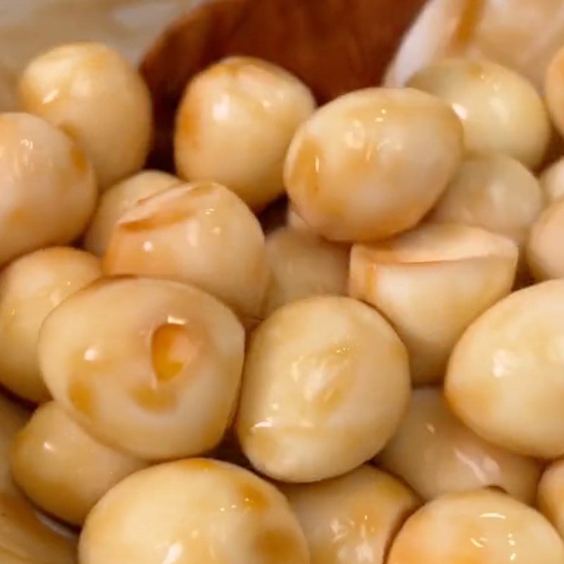 Bước 2 Chiên sơ trứng cút Trứng cút lắc phô mai (Công thức từ kênh tiktok Vào bếp Cùng Điện máy XANH)