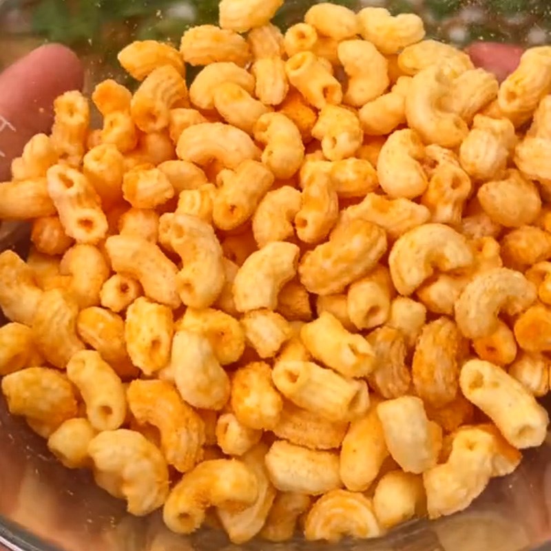 Bước 2 Lắc nui với phô mai Nui lắc phô mai (Công thức được chia sẻ từ TikTok Vào bếp cùng Điện máy XANH)