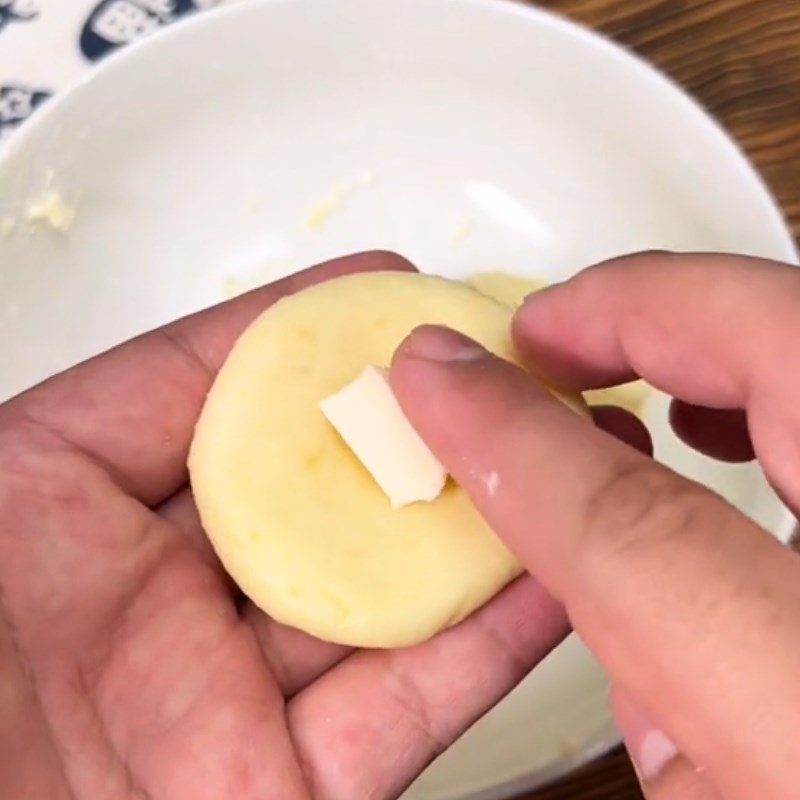 Bước 2 Làm bánh Bánh khoai tây phô mai (Công thức được chia sẻ từ Tiktik Vào bếp cùng Điện máy XANH)