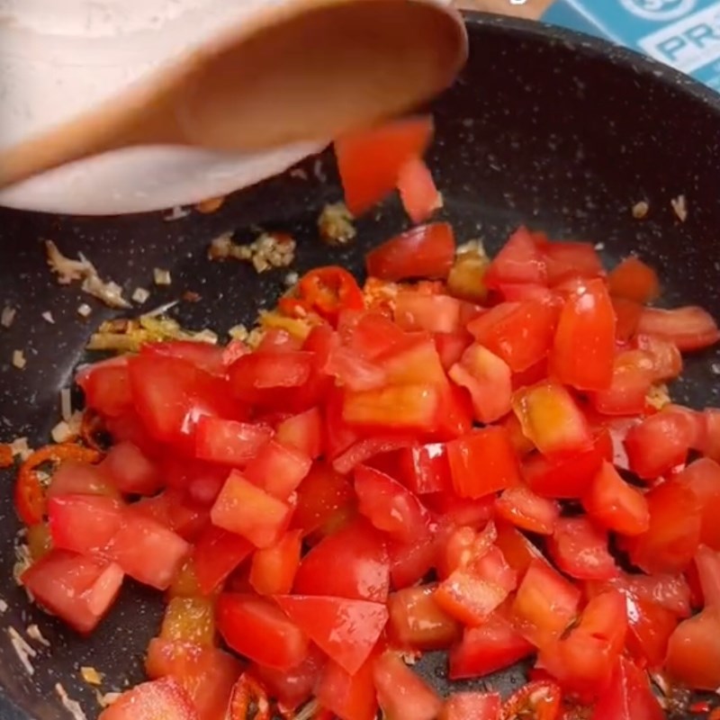 Bước 3 Làm sốt sa tế Cà tím sốt cà chua (Công thức được chia sẻ bởi Tiktok Bếp chay XANH)