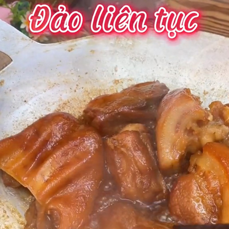 Bước 3 Làm thịt kho nước dừa Thịt khìa nước dừa (Công thức được chia sẻ từ TikTok Vào bếp cùng Thitheonong.com)