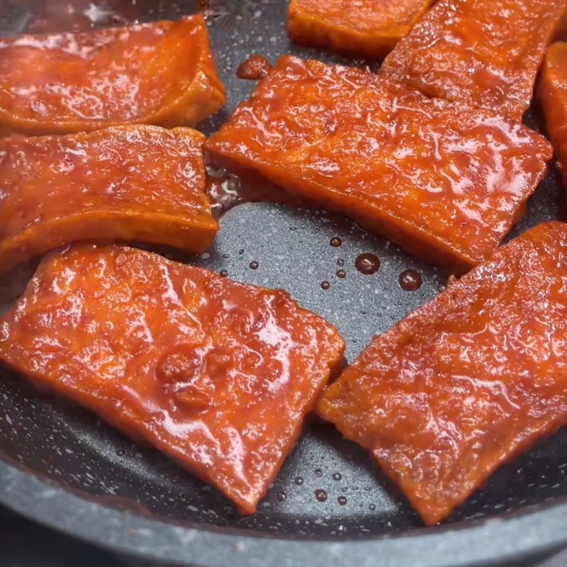 Bước 4 Làm xá xíu chay Mì xá xíu chay từ đậu hũ chiên