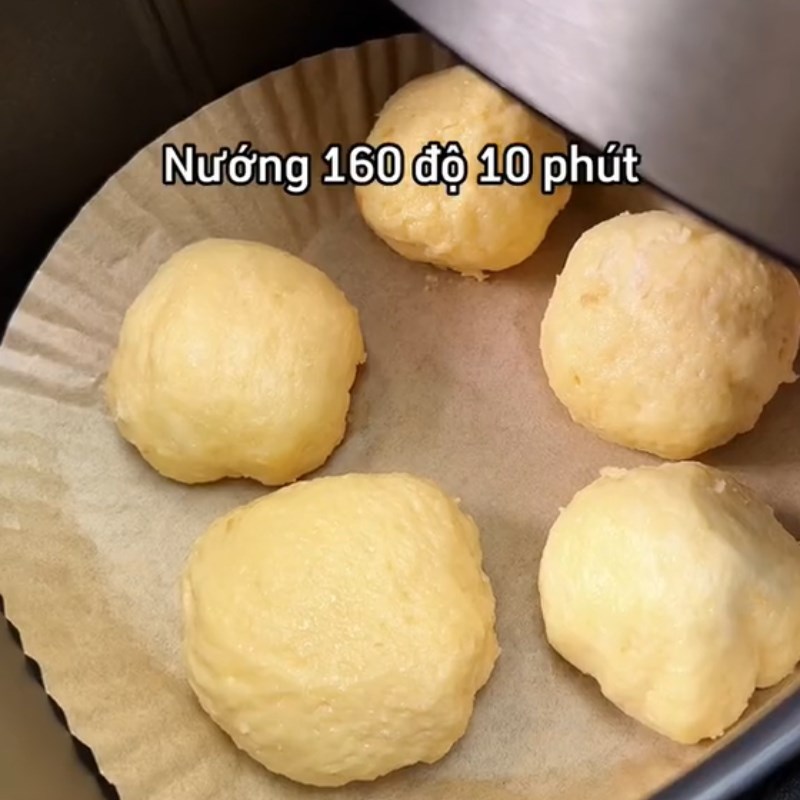 Bước 3 Nướng bánh Bánh mì phô mai (Công thức được chia sẻ từ Tiktok Vào bếp cùng Điện máy XANH)