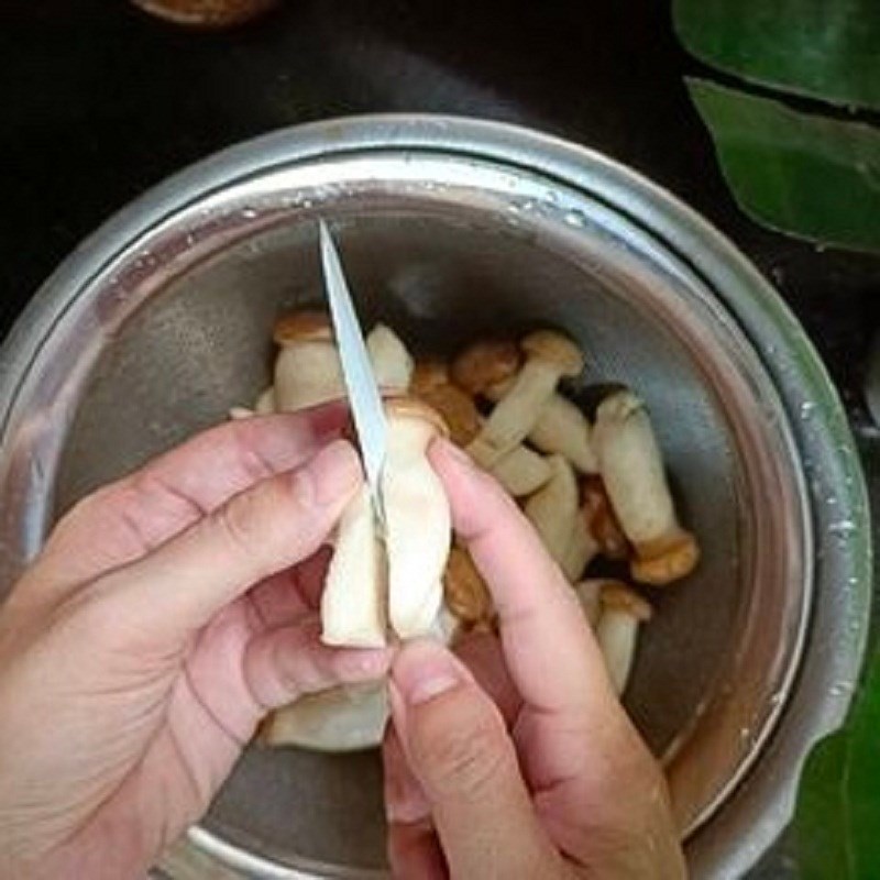 Bước 1 Sơ chế nguyên liệu Bún nước leo chay bằng nấm