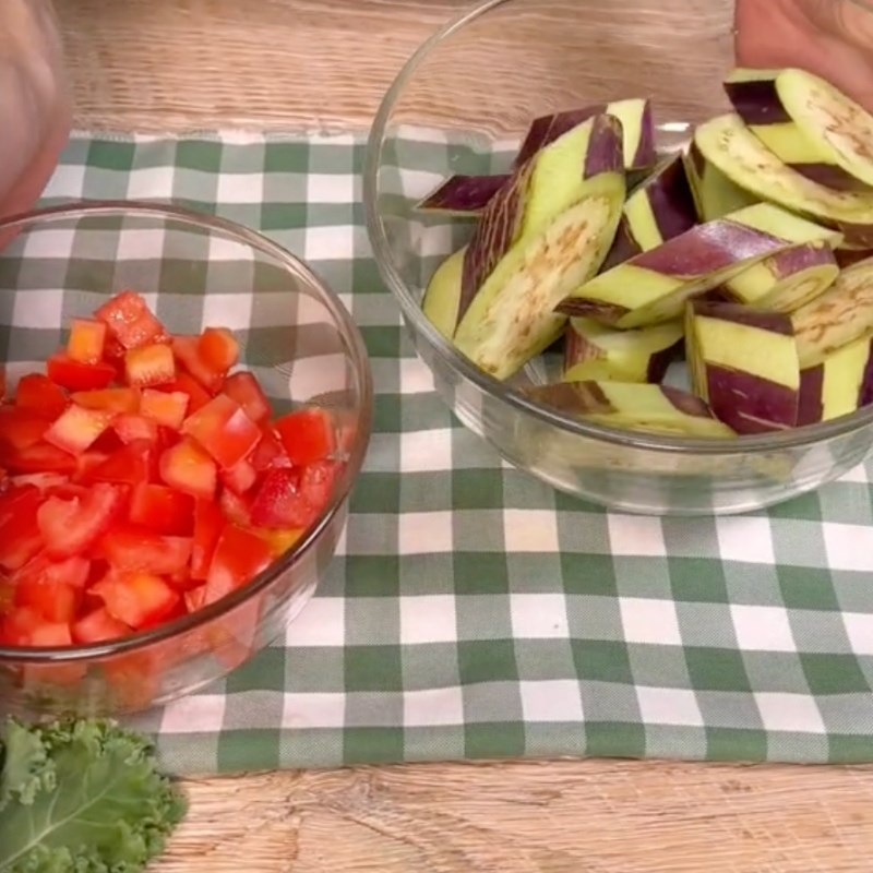 Bước 1 Sơ chế nguyên liệu Cà tím sốt cà chua (Công thức được chia sẻ bởi Tiktok Bếp chay XANH)