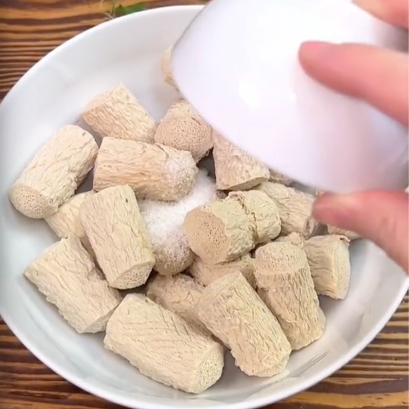 Bước 1 Sơ chế nguyên liệu Bún nước lèo chay bằng sườn non chay