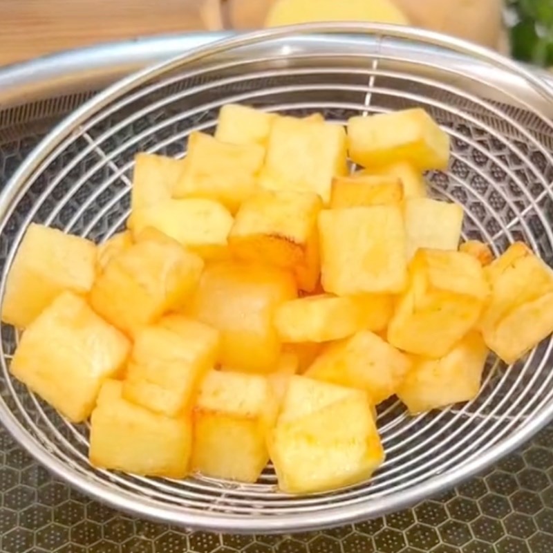 Bước 2 Sơ chế và chiên khoai tây Khoai tây xào nấm đùi gà