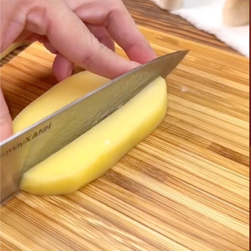 Bước 2 Sơ chế và chiên khoai tây Khoai tây xào nấm đùi gà